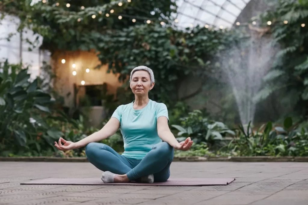 Mulher praticando meditação