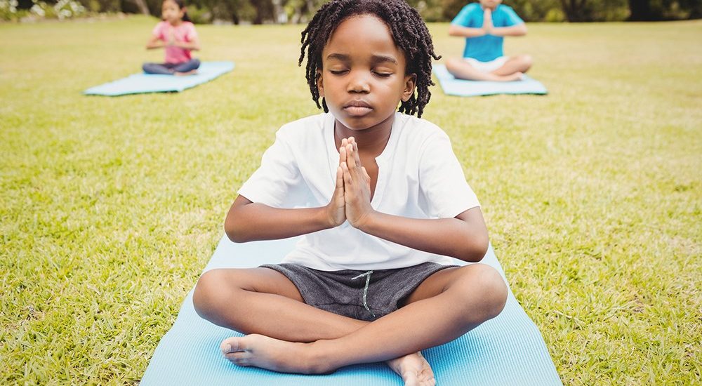Criança praticando meditação