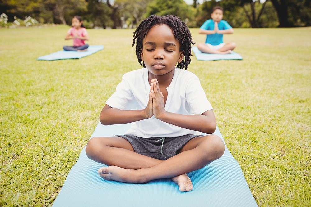 Criança praticando meditação