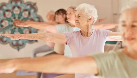 Prática de yoga para um envelhecimento saudável.