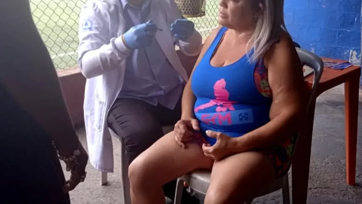 Terapeuta Carlos Maiolino aplicando terapia auriculoterapia